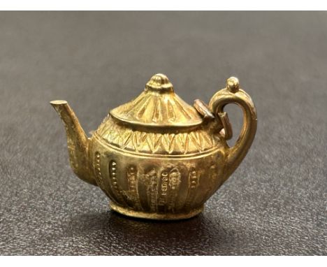 9ct gold charm in the form of a teapot 2.3 grams