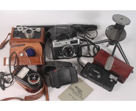 Vintage cameras to include Argus rangefinder camera fitted with Argus Coated Cintar f/3.5 50mm lens, held in Argus brown leat