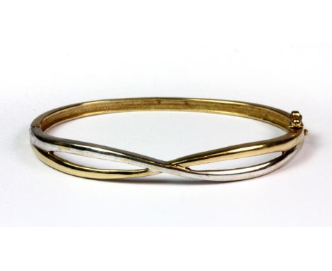 A yellow and white metal bangle (tested minimum 9ct gold) (approx. 13.3gr), L. 6cm.