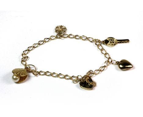 A lovely 9ct yellow gold charm bracelet set with a pearl (approx. 5.4gr), L. 10.5cm.