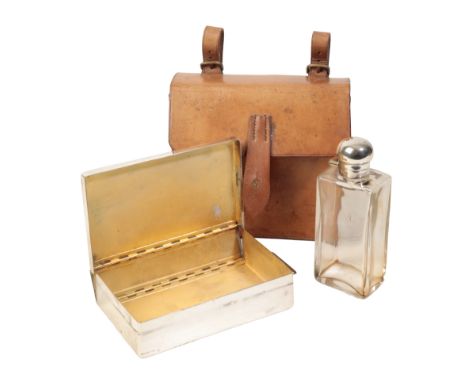 AN EDWARDIAN HUNTING SANDWICH TIN AND GLASS FLASK in a leather carrying case with saddle fittings (2 and case)