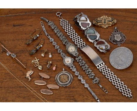 Collection of miscellaneous jewellery comprising of: a Scottish silver agate and hardstone panel bracelet, bearing marks for 