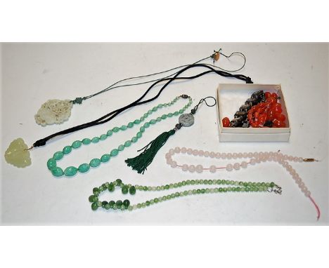 A small collection of assorted costume jewellery, to include; agate beaded necklace, faux jade pendant, loose faux amber bead