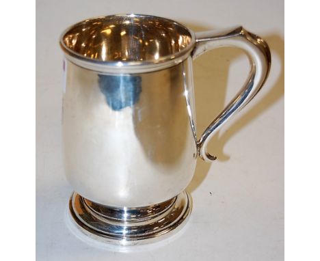 A George V silver footed tankard, monogrammed, 9.4oz, Birmingham 1931, h.13cm Condition Report / Extra Information Light vert