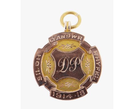 9CT GOLD PENDANT engraved with initials and date 1914-18, in vintage H. Samuel vintage box, 5.4gms Condition Report: appears 