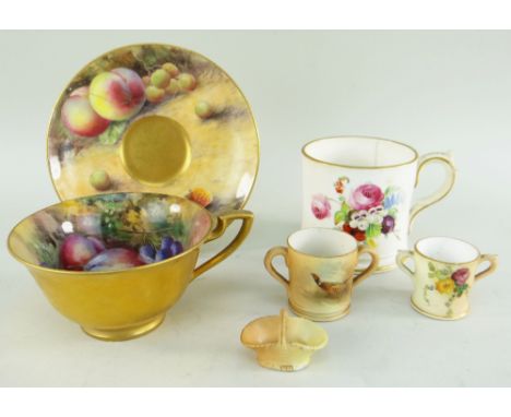 COLLECTION ROYAL WORCESTER PORCELAIN, comprising a fruit-painted teacup by Horace Price with gilt exterior, similar saucer by
