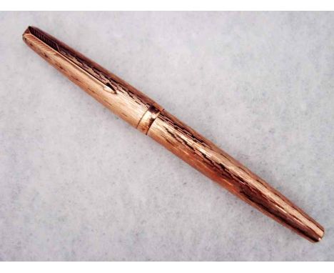 A Parker 9ct gold cased Fountain Pen, bark texture finish to case, 9ct gold arrow pocket clasp, 26.7g 