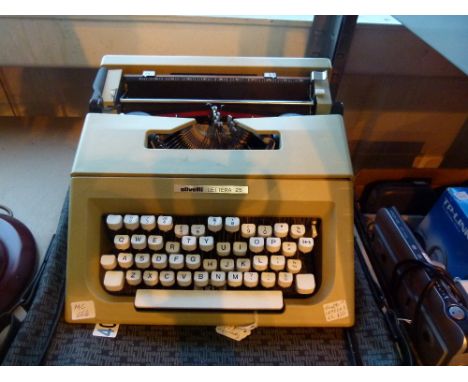 Olivetti Lettera 25 manual typewriter