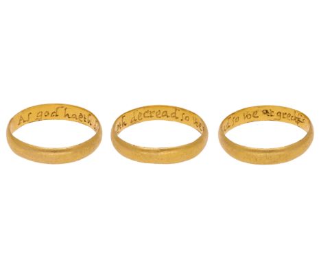 A gold posy ring, early 18th century with plain exterior, the interior inscribed ‘As god hath decread so we agred’ in italic 