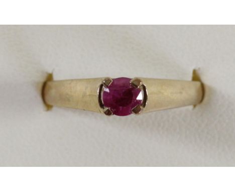 A 9ct gold and ruby single stone ring, M, 2.2gm 