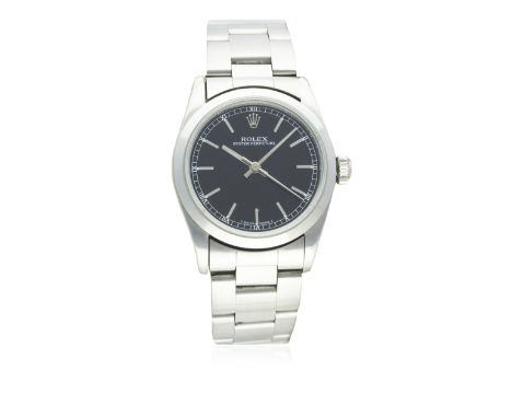 A MID SIZE STAINLESS STEEL ROLEX OYSTER PERPETUAL BRACELET WATCH CIRCA 1997, REF. 67480 WITH ROLEX SERVICE PAPERS FROM 2000D: