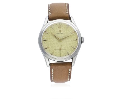 A GENTLEMAN'S LARGE SIZE STAINLESS STEEL OMEGA WRIST WATCH CIRCA 1952, REF. 2639-12 WITH "HONEYCOMB" DIAL
D: Silver "honeycom