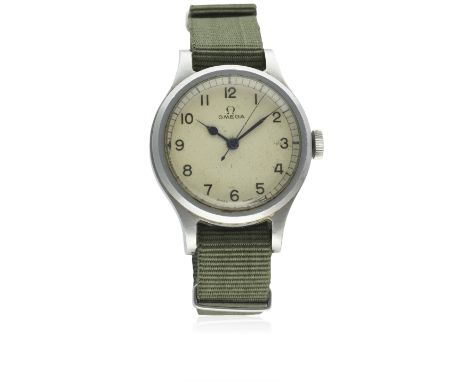 A GENTLEMAN'S STAINLESS STEEL BRITISH MILITARY OMEGA RAF PILOTS WRIST WATCH DATED 1956D: White dial with black Arabic numeral