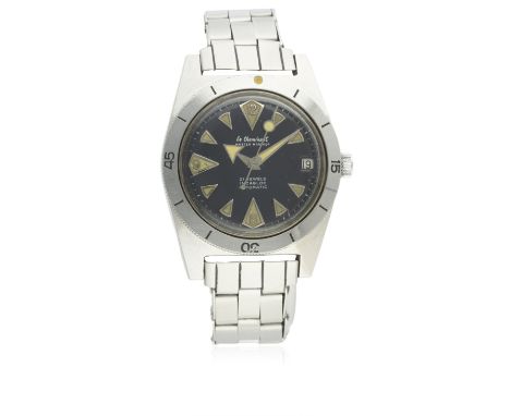 A GENTLEMAN'S STAINLESS STEEL LE CHEMINANT MASTER MARINER BRACELET WATCH CIRCA 1960s WITH ORIGINAL BOXD: Gloss black dial wit