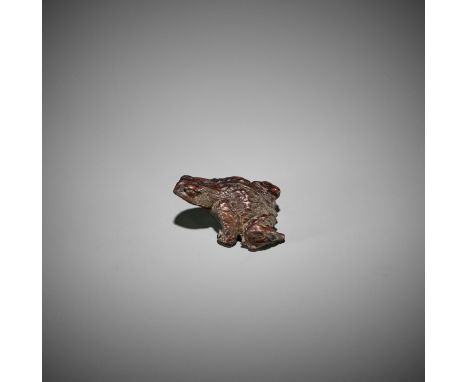 AN UNUSAL BURLWOOD NETSUKE OF A TOAD Japan, 19th century, Edo period (1615-1868)A minimalistic, yet considerably fine and irr