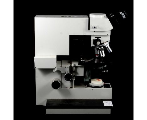 A Vickers microscope M41778 with phase contrast.Condition report:The microscope is sold as untested and sold and seen. It has