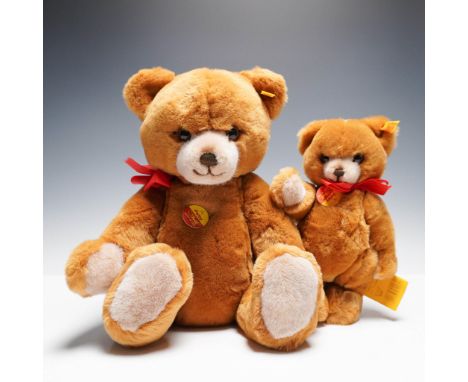 Pair of vintage Steiff teddy bears, each with signature yellow ear tag and metal button marked Steiff Knopf im Ohr. Both bear