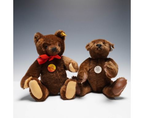 Pair of collectible teddy bears crafted in brown mohair plush. Both bears feature the iconic "Knopf im Ohr"; button in ear. J
