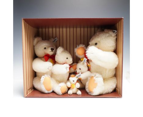 Presented in its original box, this limited edition set by Margarete Steiff Giengen-Brenz includes a charming family of five 