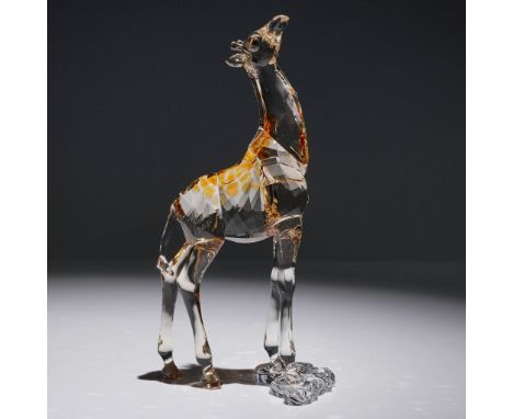 Sparkling with 461 facets, it features a special fading effect to emulate the graceful fur pattern of a giraffe. Exclusively 