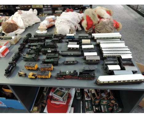A large collection of 00 gauge including Triang 4-6-2 Britannia Loco &amp; Tender, Hornby 2-8-0 Great Western Loco &amp; Tend