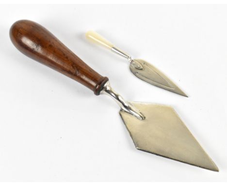 HARRY NORMAN; a modern hallmarked silver and agate trowel shaped page marker, London 2005, length 8cm, with a larger white me
