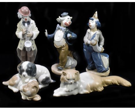 LLADRO; a figure of clown saxophonist and four Nao figures (5).