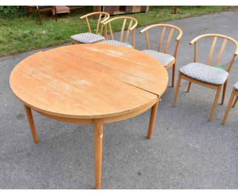 A modern light beech extending dinging table and six Ercol style chairs (7)