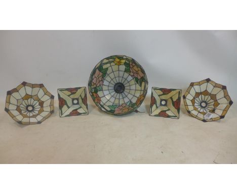 Two pairs of Tiffany style light shades, together with a Tiffany style ceiling light, Diameter 41cm (5) 