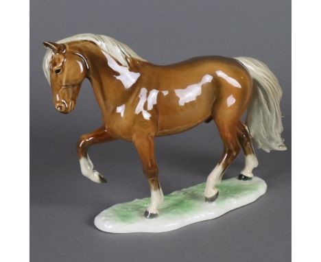 "Trabendes Pferd" - Goebel, Entwurf von G. Bochmann (1977), Keramik, polychrom bemalt, auf Grasplinthe signiert "Bochmann", B