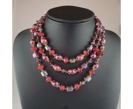 Vintage-Collier - LISNER / USA, nach 1955, 3-reihig mit unterschiedlich geformten Glaselementen und Wachsperlen in Rot- bis V