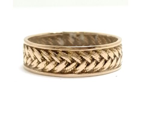 Unmarked gold (touch tests as 14ct) band ring with woven detail - size R &amp; 3.2g 
