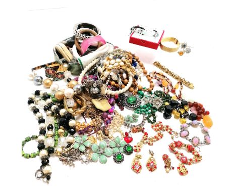 Qty of costume jewellery inc bangles, hardstone beads, hand carved jade bracelet etc 