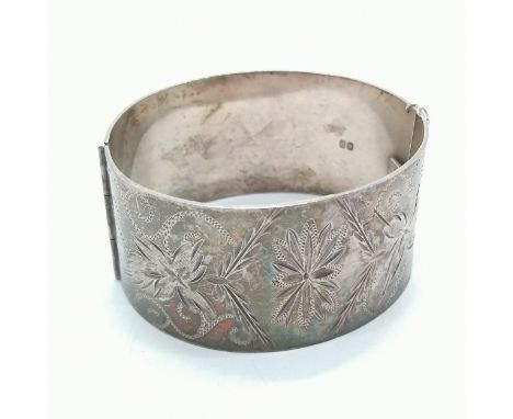1973 Irish silver hallmarked bangle with engraved detail to front by D.E - 3.2cm wide x 6.5cm across &amp; 68g 