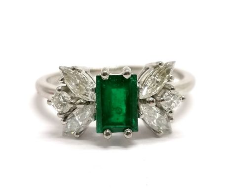 18ct marked white gold emerald &amp; diamond cluster ring - size K½ &amp; 2.7g total weight 