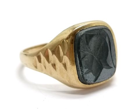 9ct hallmarked gold signet ring set with haematite warrior - size R &amp; 3.3g total weight