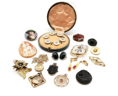 Qty of mostly antique jewellery inc banded agate clips, leather cased mother of pearl studs, loose hand carved shell cameo pa