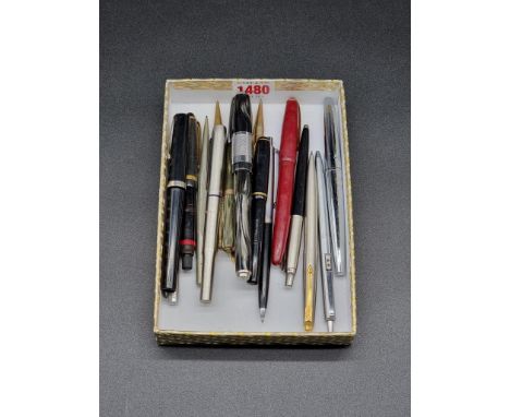 A collection of vintage pens and pencils. (17) 