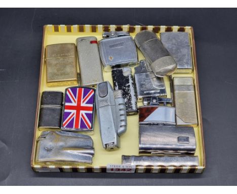 Tobacciana: fifteen lighters, to include Ronson examples.