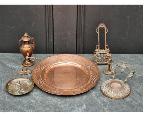 An Arts &amp; Crafts style hammered copper plate, 25cm diameter; together with a copper golfer ashtray; and five others. (7)