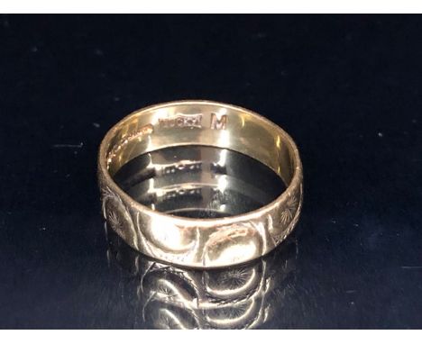 22ct gold band (marked 916) stamped "Lucky" next the hallmarks, outer band engraved with sun design size approx ''M' & 3.6g