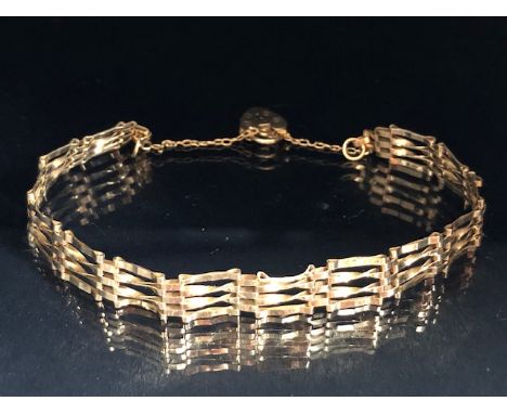 9ct Gold four bar gate Bracelet with heart shaped fastener and safety chain (approx 5g)