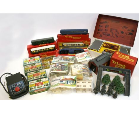 Quantity of  Triang Railways items, including:R157 Diesel Railcar, R159 Double Ended Diesel Loco (T.C.Series) R131 Coach blue
