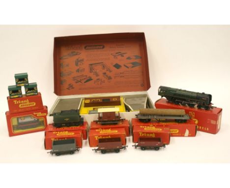 Quantity of  Triang Railways items, including: R.259 4-6-2 Britannia Loco, R35 Tender, R12 Shell BP Petrol Tank Wagon, R10 Op