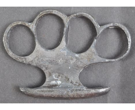 An original WWI First World War British Army issued trench warfare knuckleduster / knuckle duster. c1916 construction. Steel 