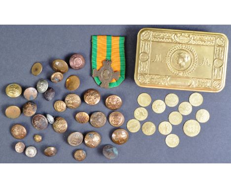 An original WWI First World War Princess Mary Christmas 1914 gift tin, containing a variety of assorted military uniform butt