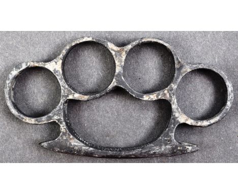 An original early 20th century WWI First World War British Army type trench warfare knuckleduster / knuckle duster. Likely pr