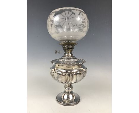 A Victorian electroplate oil lamp with etched glass shade, 37 cm 