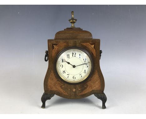 A French feather-banded and inlaid mahogany mantle clock, late 19th / early 20th Century, together with key, 27 cm 