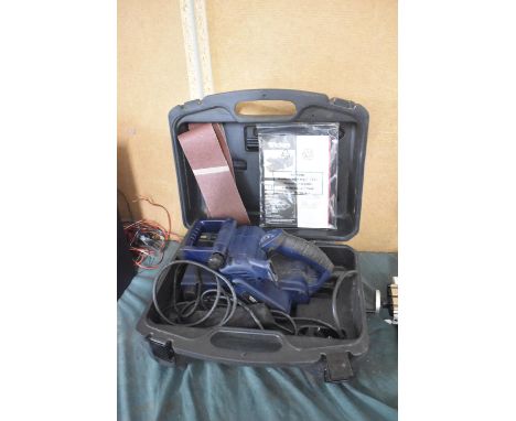 A Wickes 800w Belt Sander in Carrying Case 